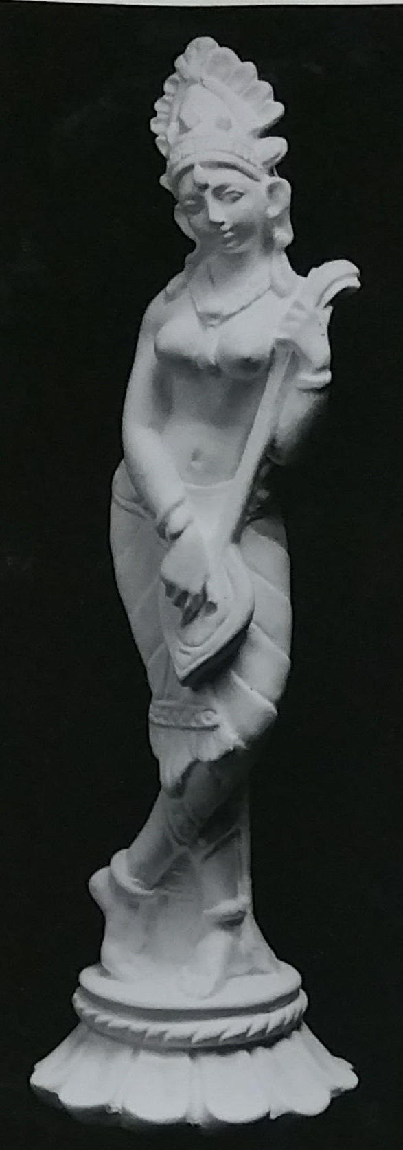 Raw chalkware statue